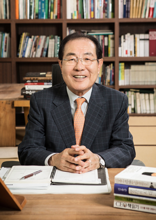 재단법인 석오문화재단 이사장 윤동한